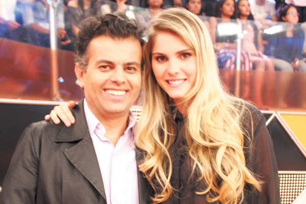 Hoje é dia de abraçar o conhecido e querido artista plástico Wellington Veríssimo, ou W.Veríssimo. Ele que sempre se apresenta em programas de TV, com as pinturas corporais. Na foto, está com Bárbara Evans, vencedora de A Fazenda 2013. Felicidades e o abr